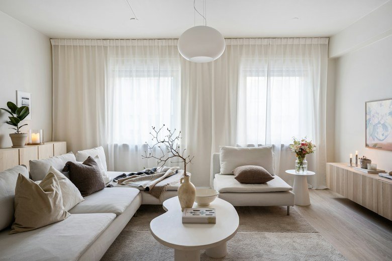 Sala com decoração em tons claros